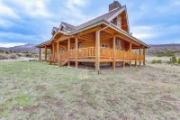 Spacious Rifle Cabin w/ Deck + Mountain Views! - 3 stjerner