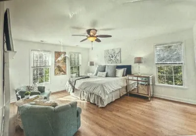 Location Location, spacious 5Br 4 bath house in oldtown w/hot tub & firepit.