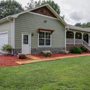 Deep Creek Apartment - Quaint very close to downtown BC & national park