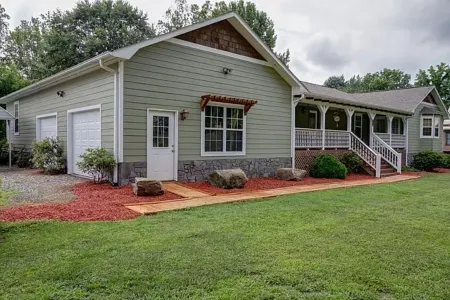 Deep Creek Apartment - Quaint very close to downtown BC & national park