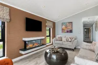 Ael-Y-Bryn - Luxury Lodge, Hot Tub, Three En-Suite Bedrooms - Haustierfreundliche