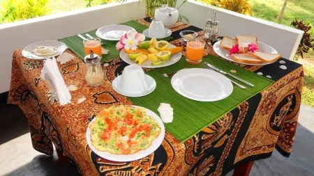 Regina Beach Bungalow Отели рядом с достопримечательностью «Нилавели Бич»