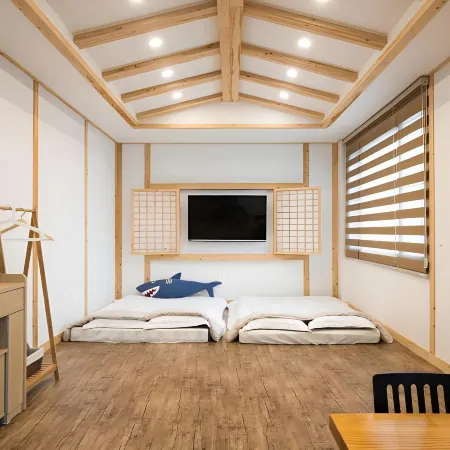 Jeju Flyjin House Pension Отели рядом с достопримечательностью «Пляж Джимйонг»