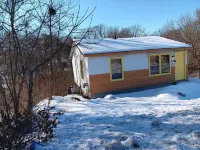 Charming 1-bedroom house in nice Imperial with AC.  Attn! Traveling Contractors Hotels in Windsor Township