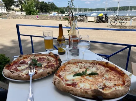 COMBRIT SAINTE MARINE, 200m FROM THE BEACH (Free wifi) Отели в г. Комбри