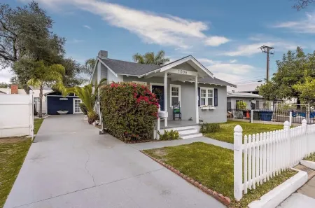 Cheerful Studio Monrovia Old Town/Pasadena/COH Отели в г. Монровия