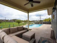2 King Beds in This Relaxing Home on the Greenbelt. Hotele w: Buda