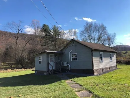 Horns Cabins - Allegheny Cabin by the roadside