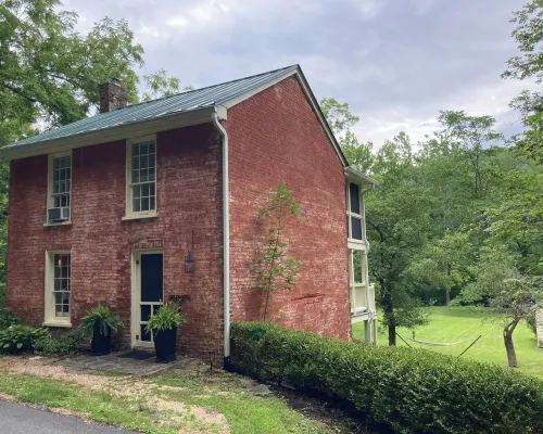 The Tannery!  Private Dipping Pool In The Warm Springs Stream!  Pet Friendly! Hotéis em Bath County