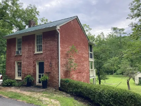The Tannery!  Private Dipping Pool In The Warm Springs Stream!  Pet Friendly!