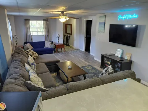 We Are the Coolest Hosts on the Planet! You Will Love it Here! Hotels in Elfers