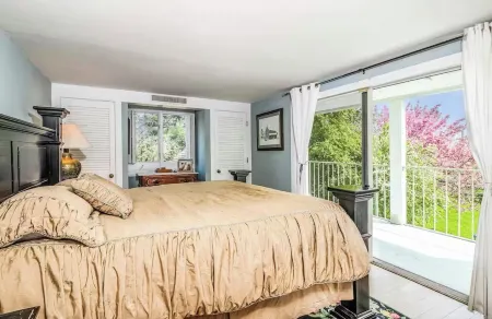 Spacious 7-bedroom house Stonington with amazing views.