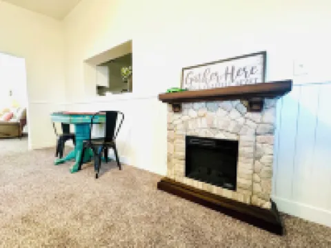 Terrific, CLEAN 4-bedroom house in Thatcher with WiFi, AC 撒切酒店