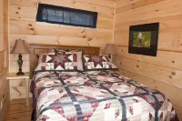 Owl's Nest Cabin. Romantic Cabin on beautiful Lake Lure!