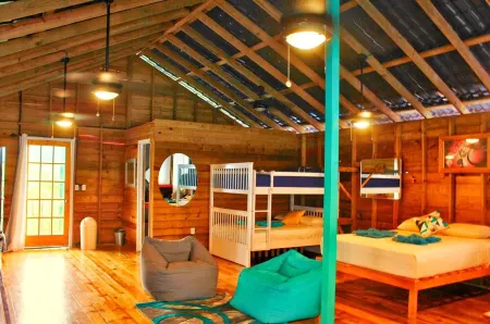 Oceanfront, 3-bedroom house in Secluded, Paradise Отели рядом с Аэропорт Бокас Дэль Торо