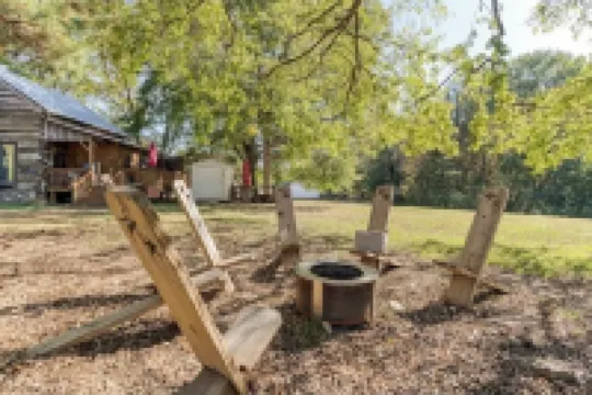 1800’s Cabin with Hot Tub, Pet Friendly