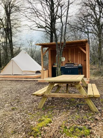 Tente luxe Etang vue Jacuzzi privatif Copa cabanes 2 Отели в г. Ле Вижан