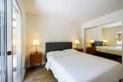 Cheerful 3bedrooms/2bathrooms Single Family House Hotels near Hidden Crest Park