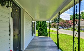 Weekend Getaway in Cornelius Walk to Dining!
