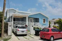 2-bedroom apartment in delightful Bridgetown with WiFi, AC Hotel di Stroude Land