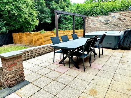 House by the forest with outdoor whirlpool and fireplace Отели в г. Штольберг