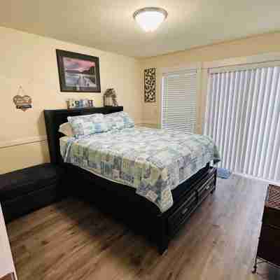 Cozy TownHouse 1/2 Block to Beach Access Rooms