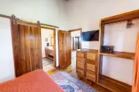 Sea Views, Pool, 5min walk to beach!