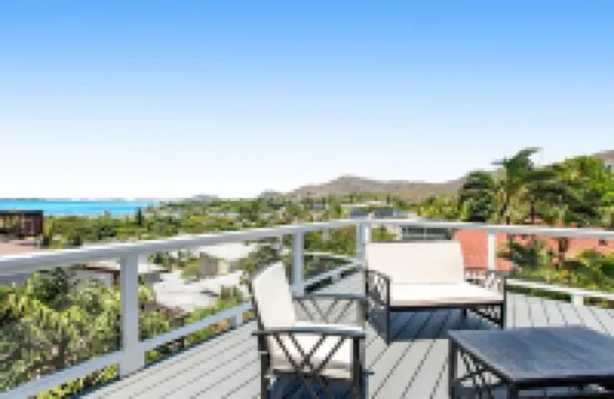 King Suite Oasis: Unwind with Jacuzzi & Bay Views (Unit B)