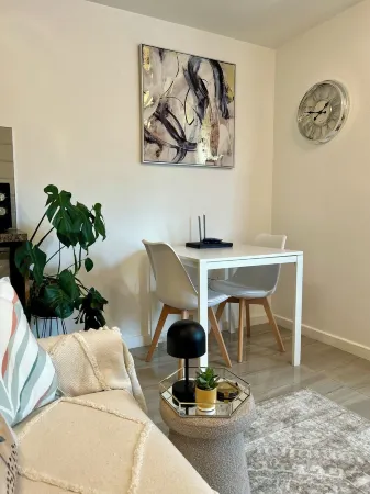 Modern 2 Bed apartment with free parking and Netflix