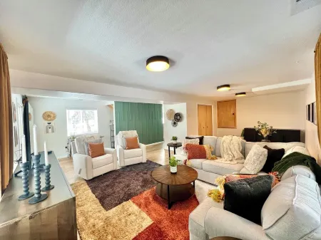 Charming Rural Retreat: Perfect for Work, Play, or Extended Stays