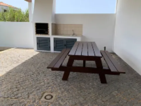 Casa com 3 Quartos e Piscina a 5 Minutos da Praia da Mareta