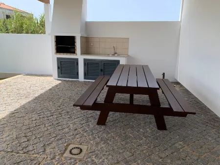 Casa com 3 Quartos e Piscina a 5 Minutos da Praia da Mareta