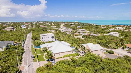 Tranquil 2 Bedroom Rental - 5 Mins to Beach, Private Deck, Pool & Hot Tub Access