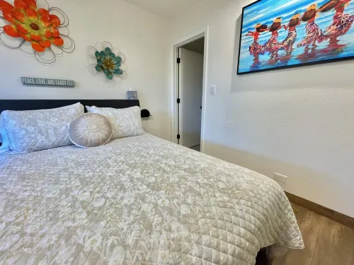 Hula Hale - Walk to Cafe - At start of the Road to Hana