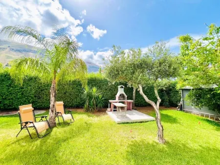 Cozy detached cottage with outdoor spaces. Ideal for families.