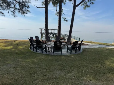 Relaxing Cottage Getaway on the Lake with full water access. Sleeps 12.