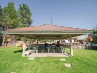 Ponderosa Paradise - NEW w/ King Bed! Pets OKAY