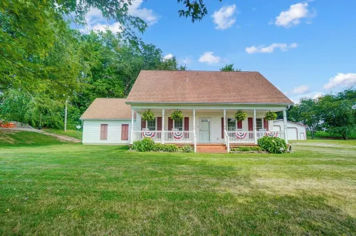 5 Bedroom + 2 Barns + Basketball + Pickle ball + Fire pit + Hot Tub!