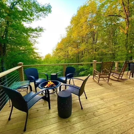 Cozy Winter Retreat Near Slopes with Inviting Fireplace. Pet Friendly!