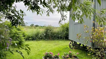 STUNNING SHEPHERDS HUT WITH HOT TUB IN BEAUTIFUL RURAL CHESHIRE, NEAR NANTWICH Отели рядом с достопримечательностью «Nantwich Museum»