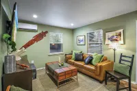 Gator Getaway - Charming 2-bedroom cottage with WiFi, AC in delightful Anahuac.