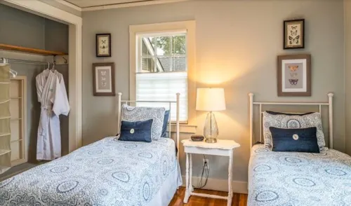 Peaceful, Updated Cottage. Walk to Town & Beach.