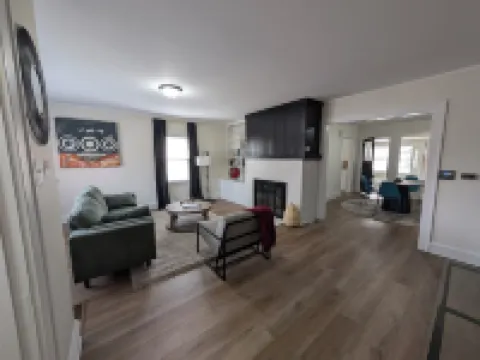 Bright & Spacious on William St.