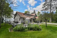 LAKEFRONT HOME w BEACH @ HIGGINS LAKE!