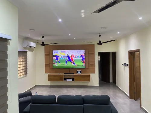 Cozy 3-bedroom apartment in Kasoa with AC, WiFi, water heater, solar power فنادق في کاسوا