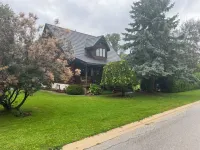 4 Season/4 bedroom  Log Home in Southampton. Walking distance to downtown/beach