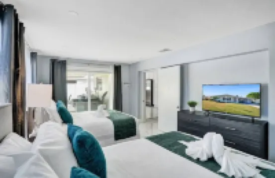 Stunning 4BR Hted Pool &Jacuzzi Close 2 the Beach
