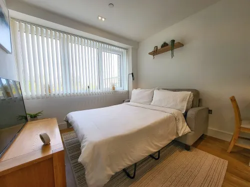 1 min drive to Train, 10 to Warner Bro's Hotels in Kings Langley