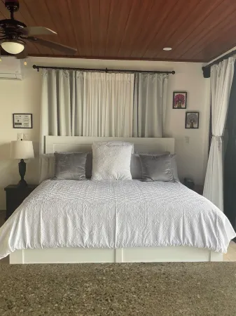 Charming villa in wonderful Dominical with WiFi, AC