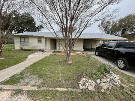 Newly remodel home. Отели рядом с достопримечательностью «Doeskin Ranch»